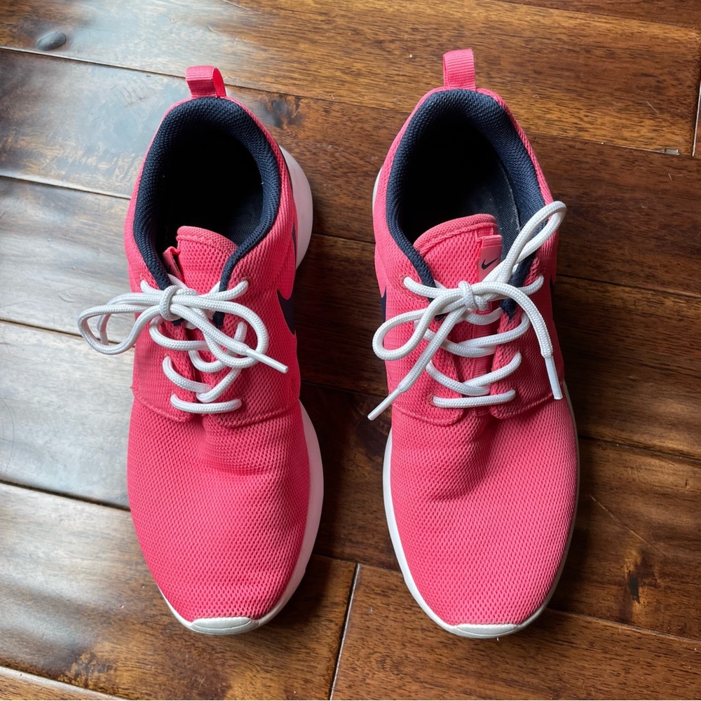 Women’s NIKE Running Shoes Coral Sz 8 - Picture 2 of 6